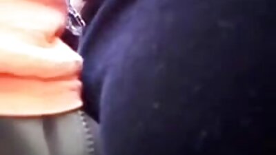 Un homme embrasse une jeune femme dans une vidéo baise entre noire en caméra cachée.