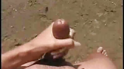Une femme russe anorexique (37 kg) laisse la grosse grosse bite de noir bite de son amie ventrale dans son cul maigre